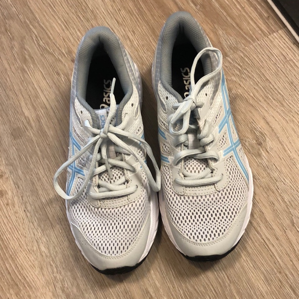 Brand new never worn ASICS contend size 6!